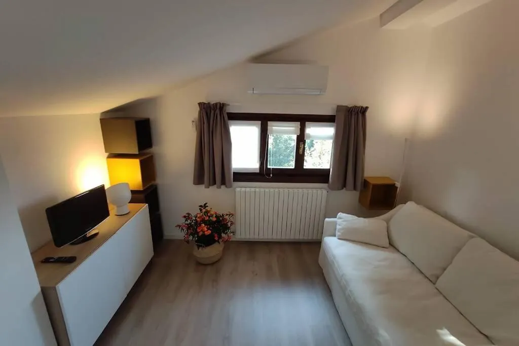 Como, Accogliente Mansarda Nel Verde Le Balze Apartment Tavernerio 0*,  Italy